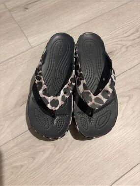 CROCS 🐊 Leopard Print Flip Flops - Black & Taupe